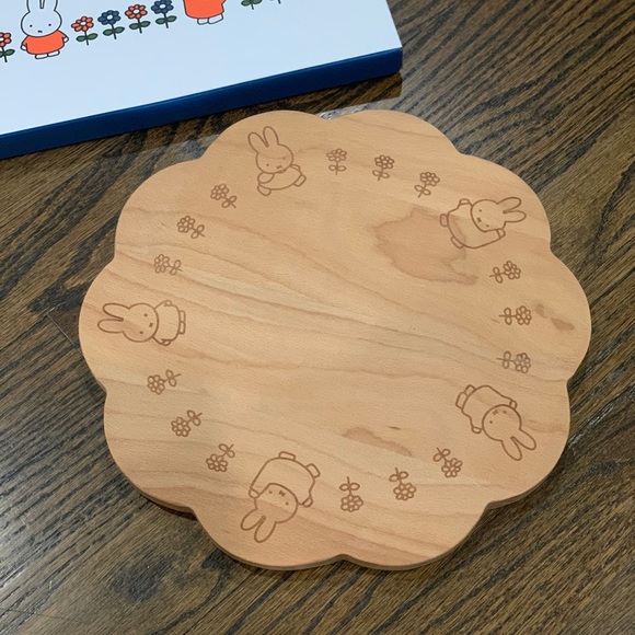 New Le Creuset x Miffy Beechwood Tray 25cm - Picture 2 of 6